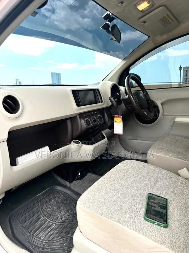 Toyota Passo 2011