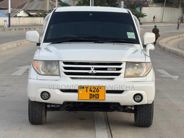 Mitsubishi Pajero 2001 Silver