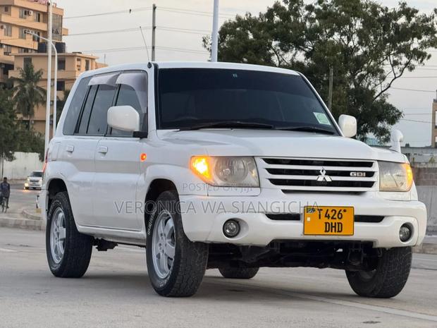Mitsubishi Pajero 2001 Silver