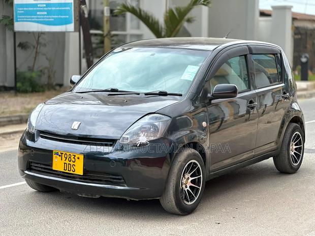 Toyota Passo 2004 Black