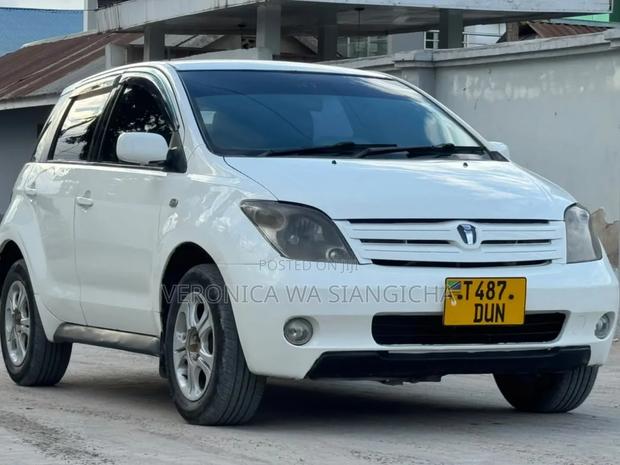 Toyota IST 2005