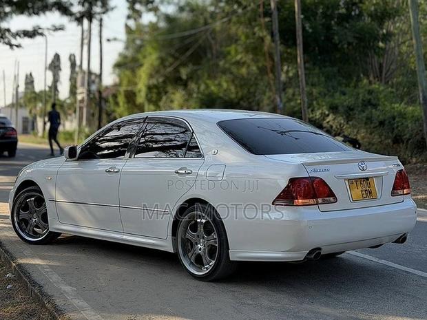 Toyota Crown 2006 White