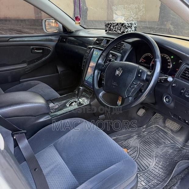 Toyota Crown 2006 White