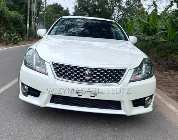 Toyota Crown 2011 Off white