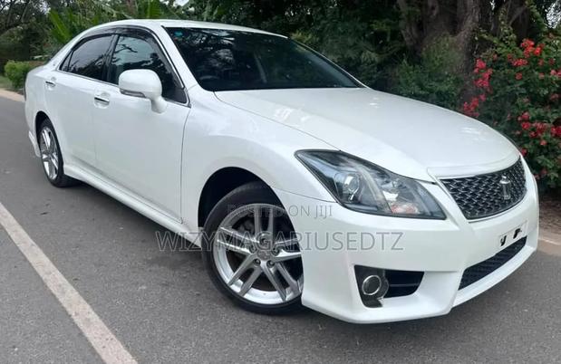 Toyota Crown 2011 Off white