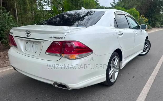 Toyota Crown 2011 Off white