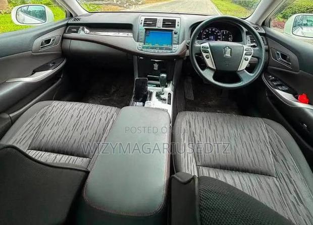 Toyota Crown 2011 Off white
