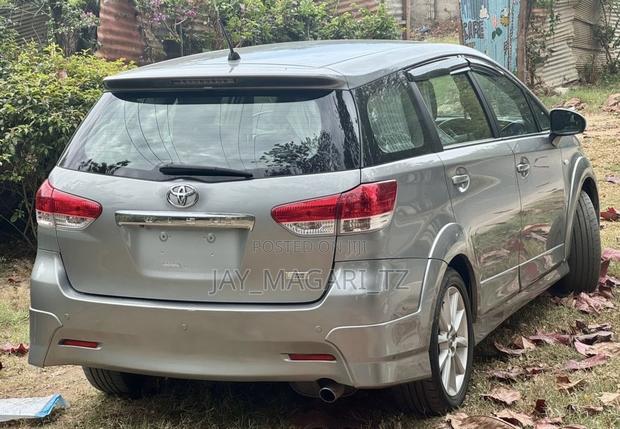 Toyota Wish 2011 Silver