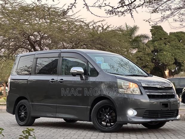Toyota Noah 2008 Gray