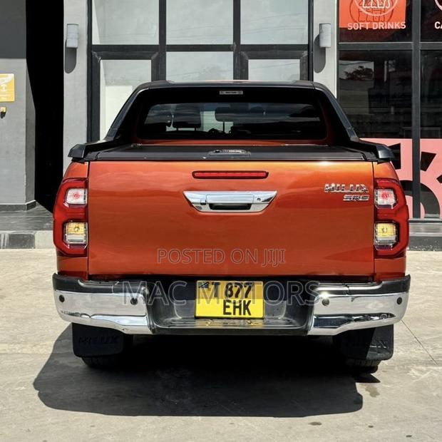 Toyota Hilux 2015 Orange