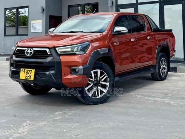Toyota Hilux 2015 Orange