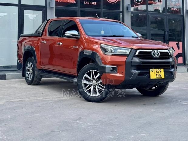 Toyota Hilux 2015 Orange