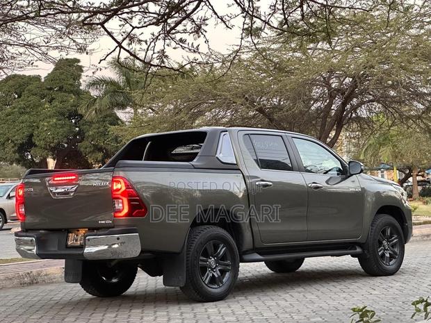 Toyota Hilux 2023 Green