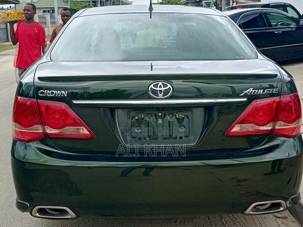 Toyota Crown 2010 Green