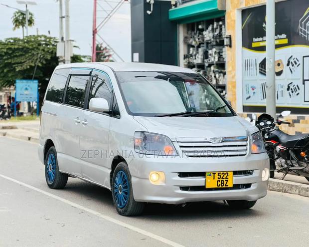 Toyota Noah 2004 Silver