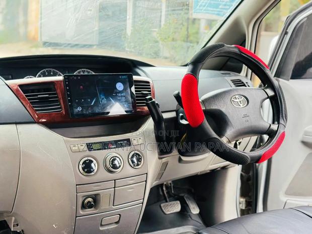 Toyota Noah 2004 Silver