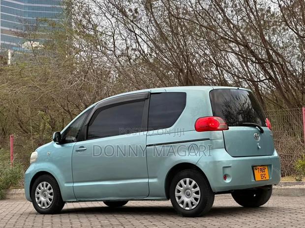 Toyota Porte 2005 Blue