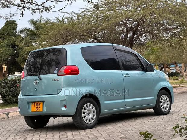 Toyota Porte 2005 Blue