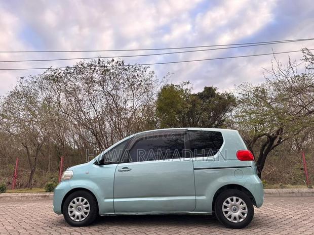 Toyota Porte 2005 Blue