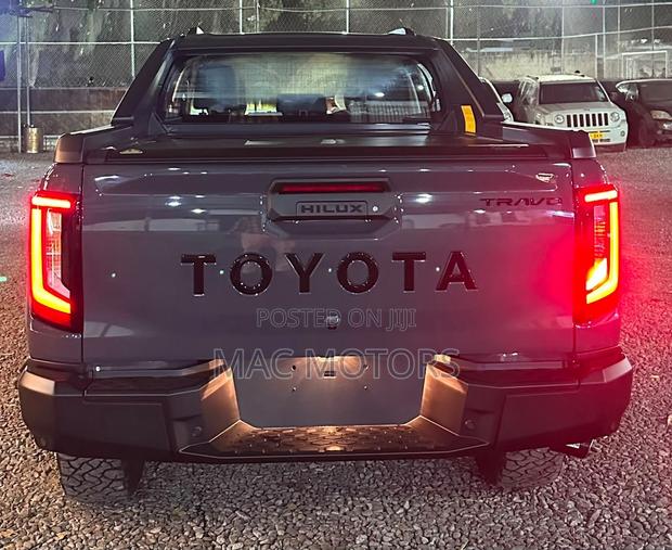 New Toyota Hilux High 2026 Gray