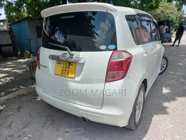 Toyota Ractis 2009 Pearl