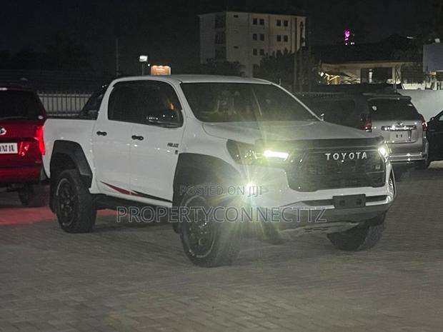 Toyota Hilux 2025 White