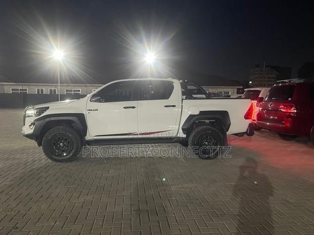 Toyota Hilux 2025 White