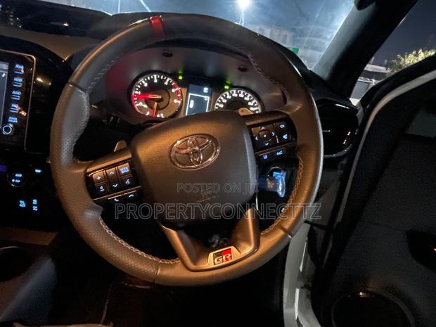 Toyota Hilux 2025 White