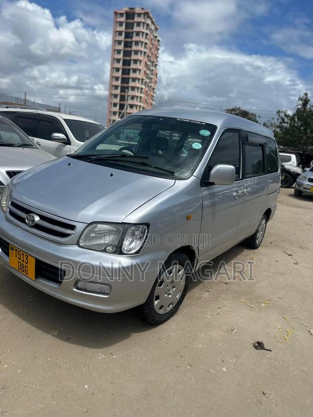 Toyota Noah 2003 Silver