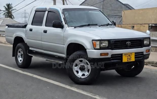 Toyota Hilux 2.5 Cab 2005 Gray