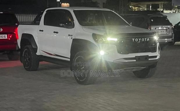 Toyota Hilux 2025 White
