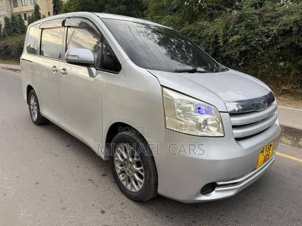 Toyota Noah 2007 Silver