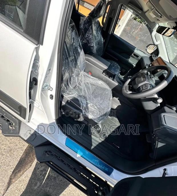 Toyota Hilux 2026 White