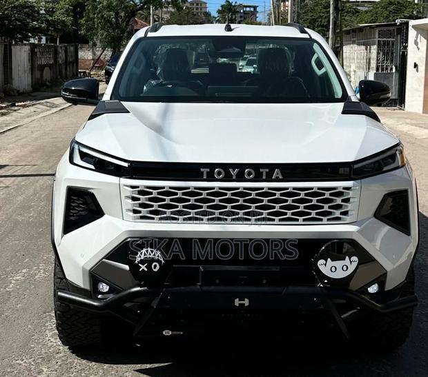 New Toyota Hilux 2026 White
