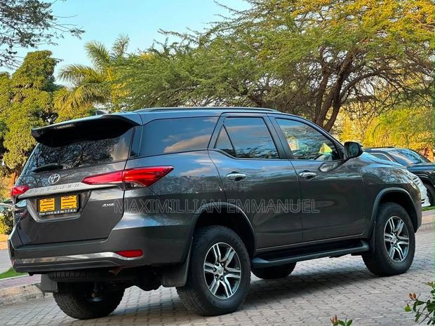 Toyota Fortuner 2022 Gray