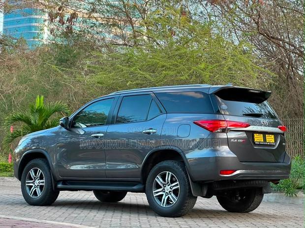 Toyota Fortuner 2022 Gray