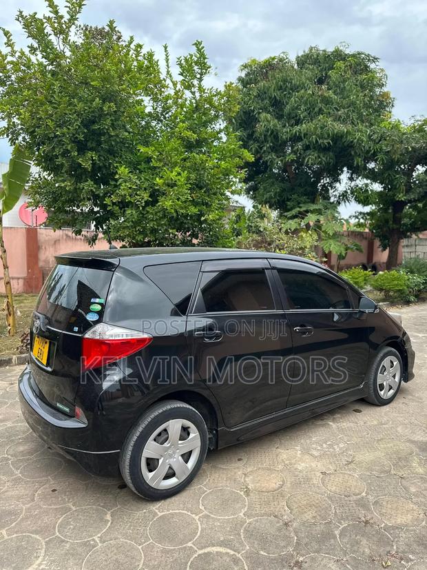 Toyota Ractis 2012 Black