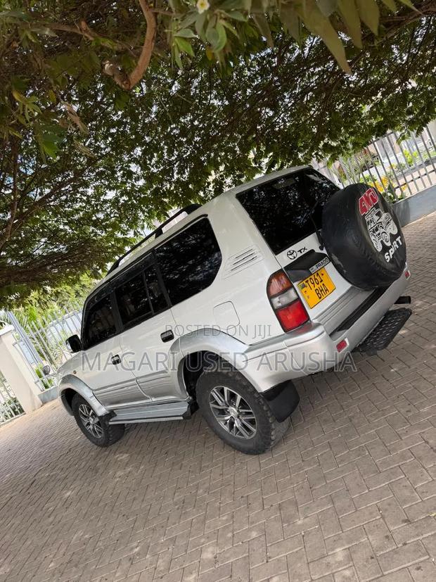 Toyota Land Cruiser Prado 2000 Silver