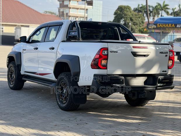 Toyota Hilux 2025 White