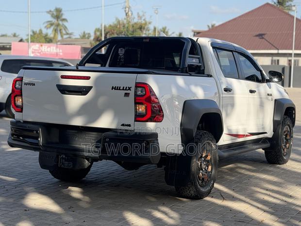 Toyota Hilux 2025 White