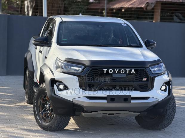 Toyota Hilux 2025 White