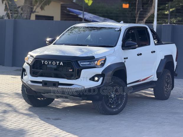 Toyota Hilux 2025 White