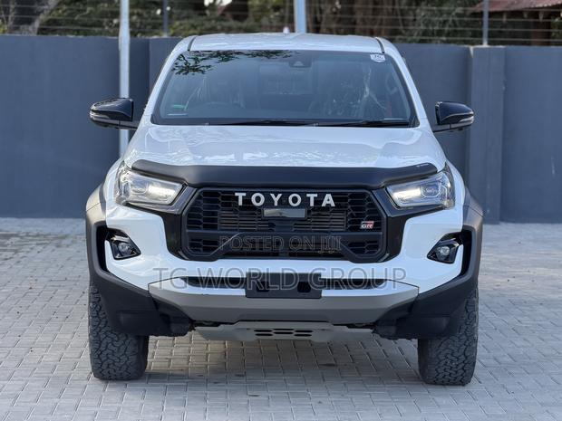 Toyota Hilux 2025 White