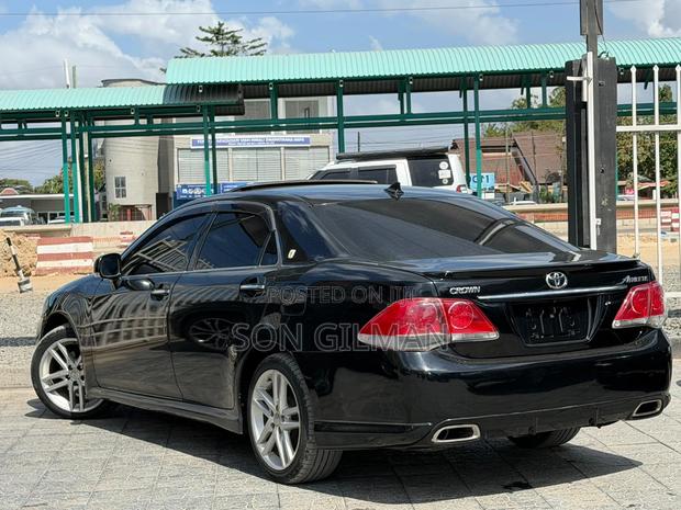 Toyota Crown 2011 Black