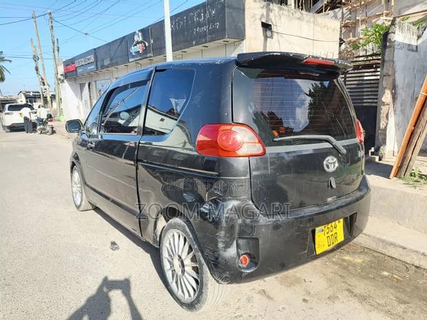Toyota Porte 2004 Black