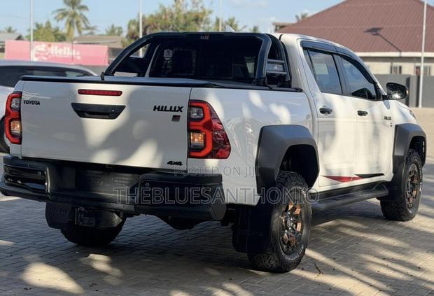 New Toyota Hilux 2025 Pearl