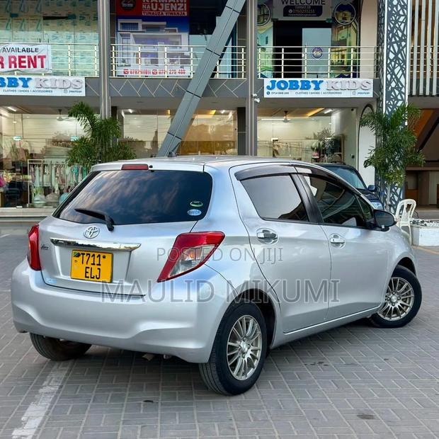 Toyota Vitz 2013 Silver