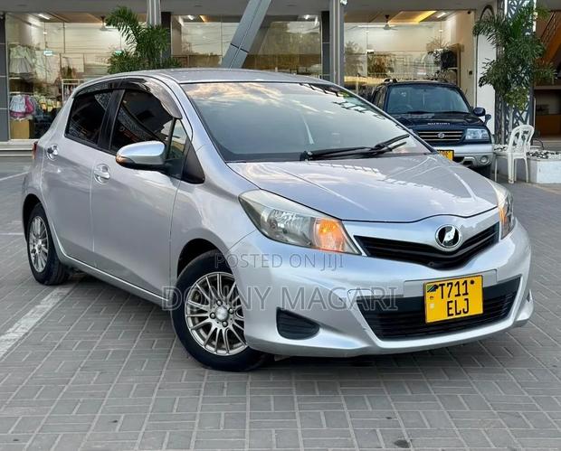 Toyota Vitz 2013 Silver