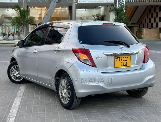Toyota Vitz 2013 Silver