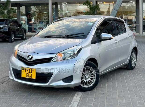 Toyota Vitz 2013 Silver